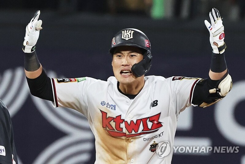 Clutch hitter, young ace come through for KT Wiz in postseason victory