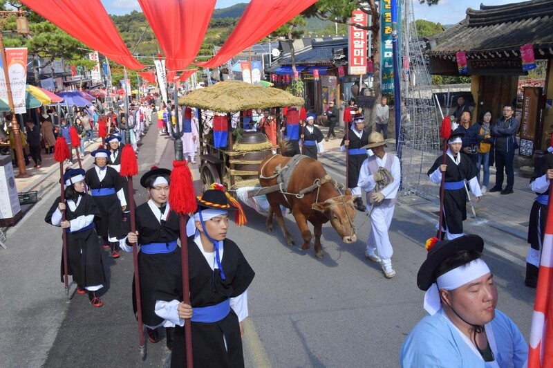 고추장 진상행렬·떡볶이파티 즐기세요…순창 장류축제 개막