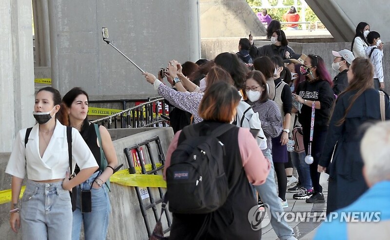 세계에서 온 아미들…부산은 이미 BTS 콘서트 속으로