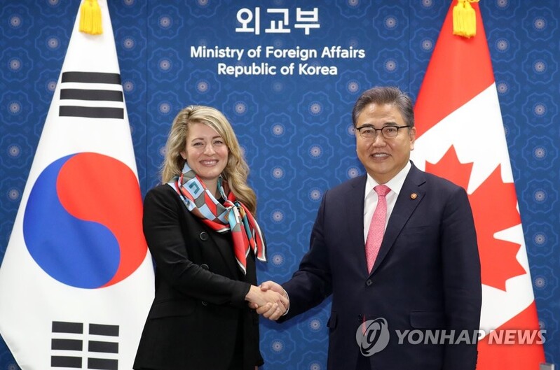 S. Korea's FM, top point man on unification meets Canada's top diplomat