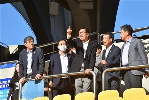 [동정] 박형준 부산시장, BTS 콘서트 현장 찾아 준비사항 최종 점검