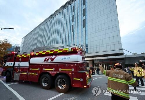 (LEAD) Kakao, Naver suffer service disruption due to fire at data center