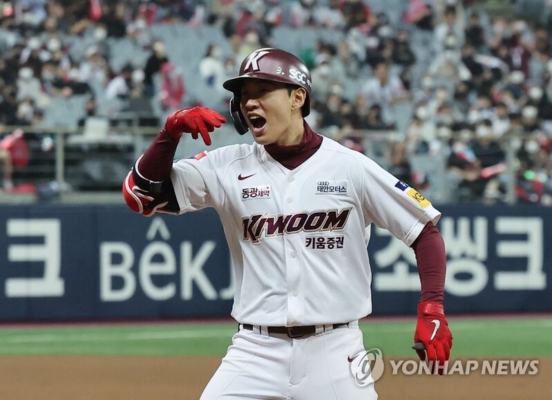 Heroes hold off Wiz to win opener in KBO postseason series