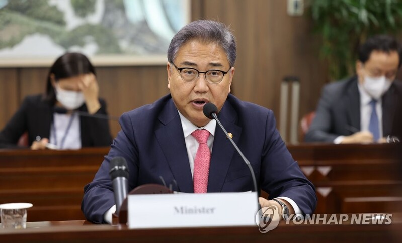 Foreign minister heads for Vietnam to mark 30th anniversary of diplomatic ties