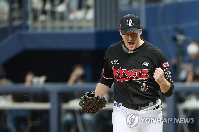 (LEAD) Wiz blank Heroes to even KBO postseason series