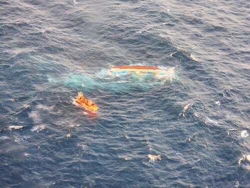 (LEAD) Fishing boat capsizes in waters off Jeju, 4 crewmen missing