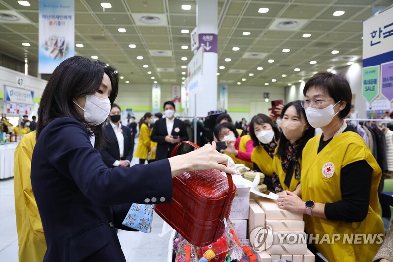 First lady visits Korean Red Cross bazaar