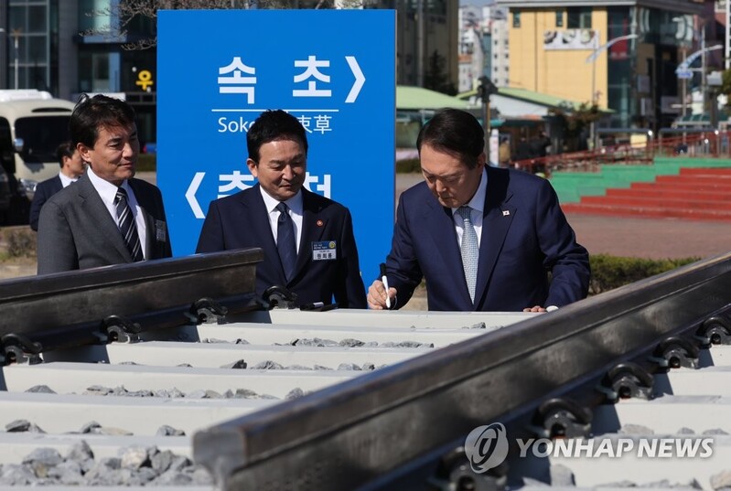 (LEAD) Yoon attends groundbreaking for express railway connecting Chuncheon, Sokcho