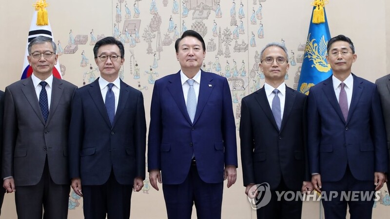 Yoon gives credentials to ambassador to Britain, 3 other countries