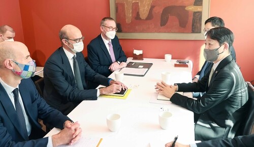 (LEAD) S. Korea discusses U.S. EV tax law with European nations
