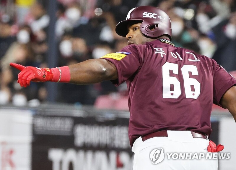 (LEAD) Heroes push Wiz to brink with breezy victory in KBO postseason