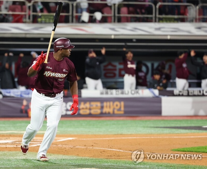 (LEAD) Puig arrives in KBO postseason with massive home run