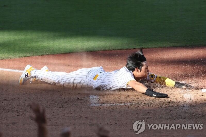 Padres' Kim Ha-seong singles, scores in NLCS win