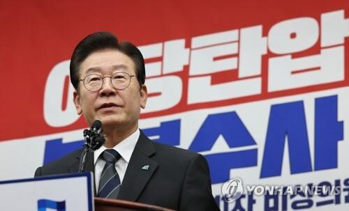 Prosecutors' corruption investigation increasingly aimed at opposition leader