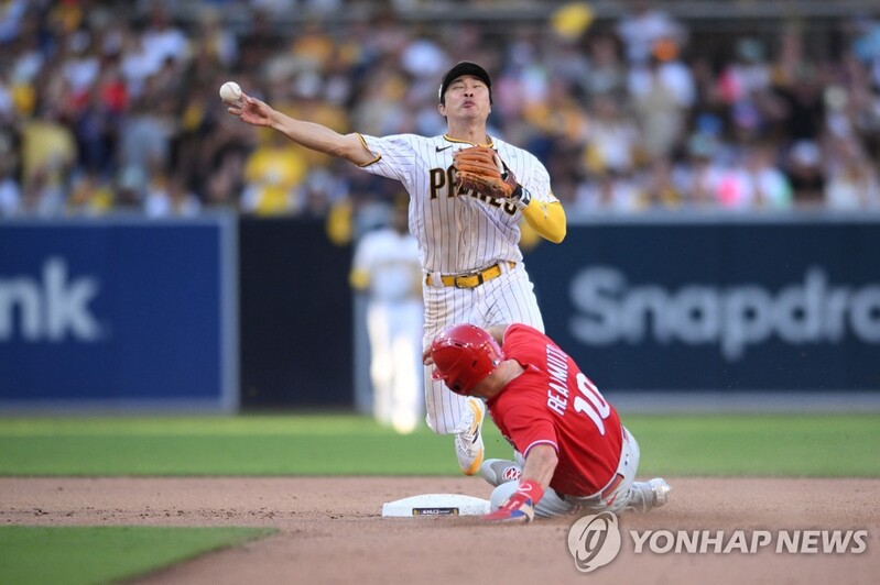 Padres' shortstop Kim Ha-seong named finalist for NL Gold Glove Award