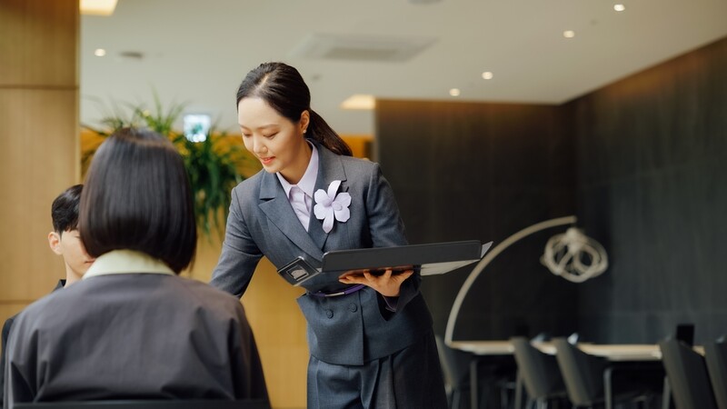 롯데백화점, 4년만에 직원 유니폼 교체…친환경 소재 사용