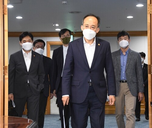 (2nd LD) Gov't to expand liquidity programs amid corporate bond market jitters