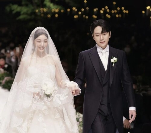 Figure skating legend Kim Yu-na unveils wedding ceremony photos
