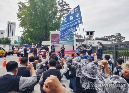 Unionists at HD Hyundai's shipyards begin strike vote