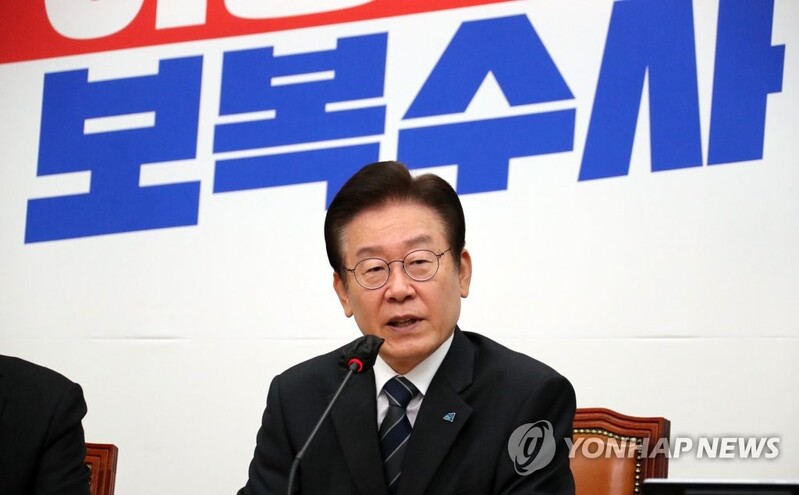 (LEAD) Prosecutors ban another close aide to opposition leader from overseas travel