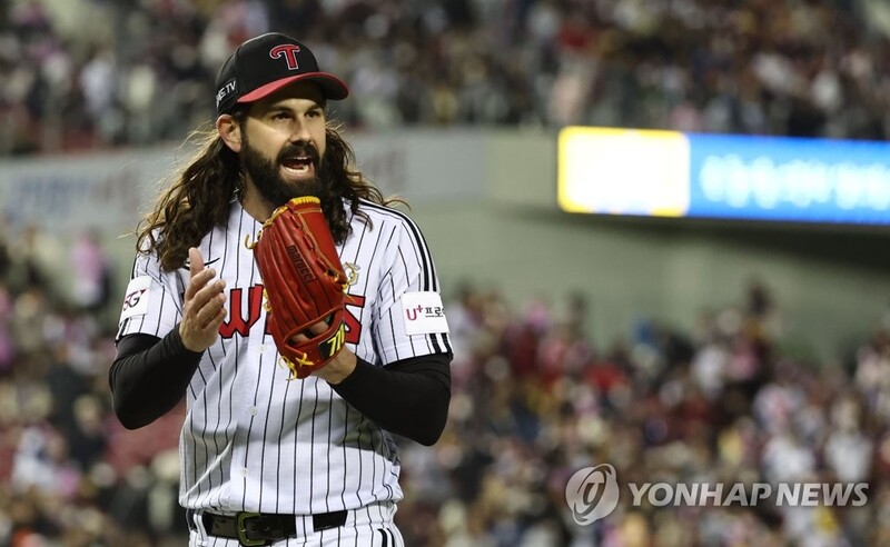 (LEAD) Twins ace stays undefeated in KBO postseason with solid outing