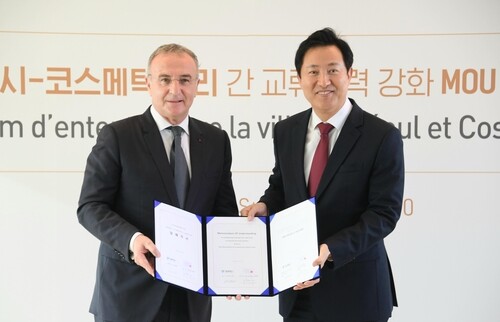 Seoul Mayor Oh signs MOU on cooperation with chief of biggest French cosmetic cluster