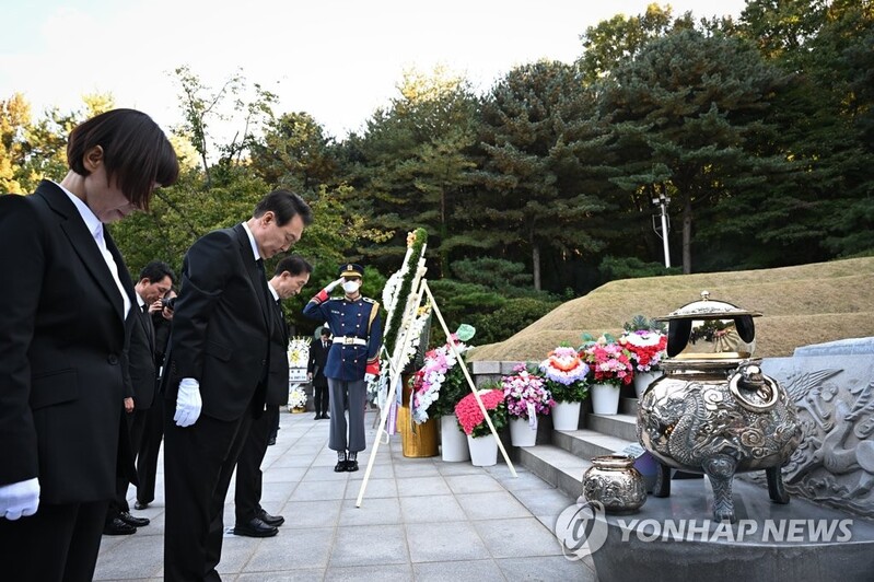 (LEAD) Yoon visits ex-President Park's grave ahead of death anniversary
