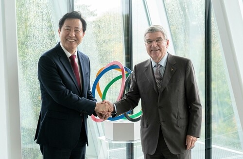 Seoul Mayor Oh meets with IOC chief in Lausanne to promote Seoul's bid for 2036 Olympics