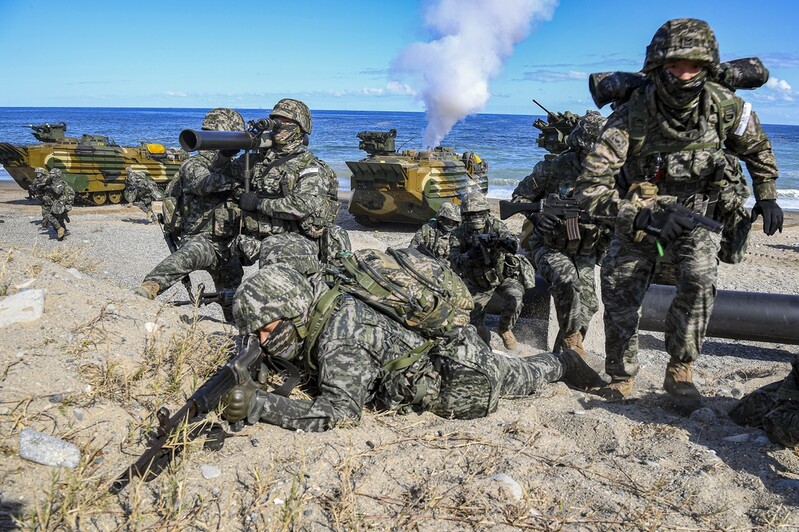(LEAD) S. Korea's military holds joint amphibious landing drills