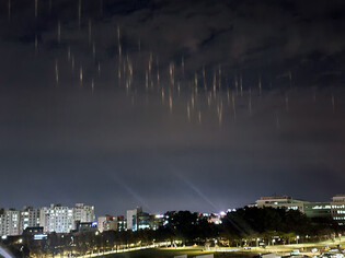 [Moment to Focus] Light pillars in the sky