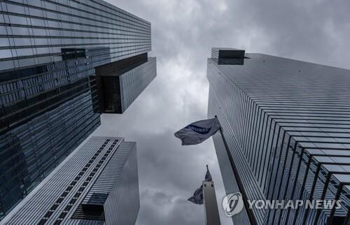 (LEAD) Samsung's Q3 profit sinks on weak chip demand