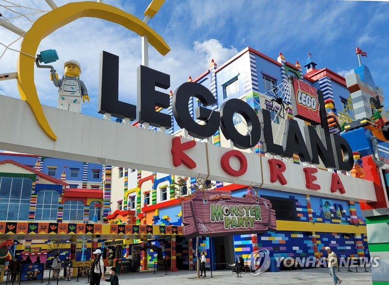 Opposition DP calls on Gangwon governor to step down over Legoland crisis