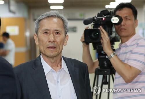 (LEAD) Top court partially strikes down guilty verdict for ex-defense minister in political meddling case