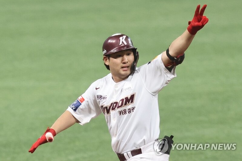 Sons of former players deliver memorable home runs in KBO postseason game