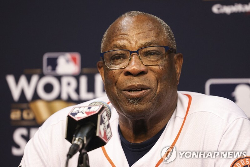 72년 만의 흑인 없는 월드시리즈…휴스턴 감독 "안 좋아 보여"