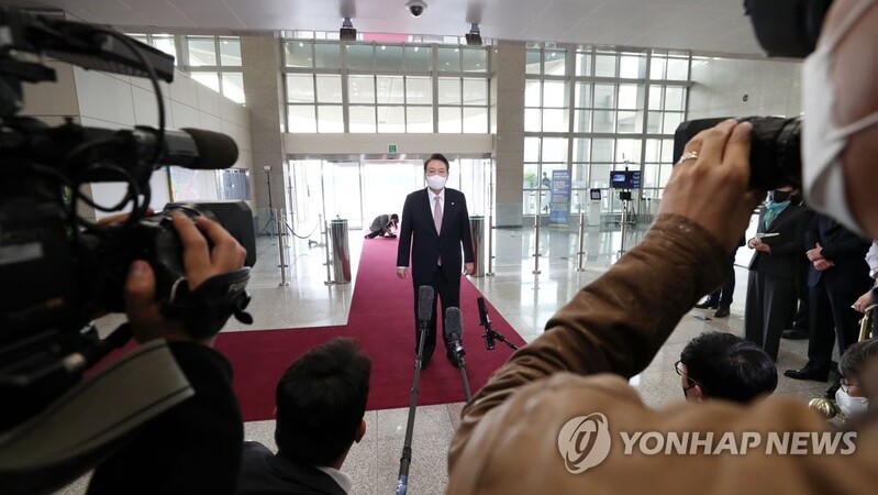 (LEAD) Yoon rejects drinking party allegations as 'vulgar and immature fake news'