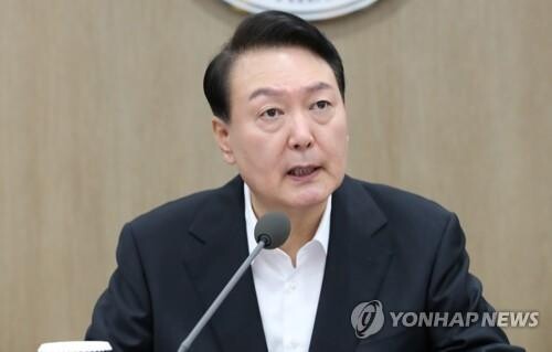 (LEAD) Yoon presides over emergency meeting on Halloween stampede in Seoul's Itaewon district