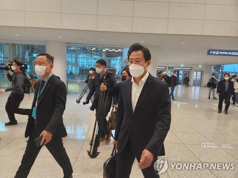 (LEAD) Seoul mayor cuts short visit to Europe after Itaewon stampede