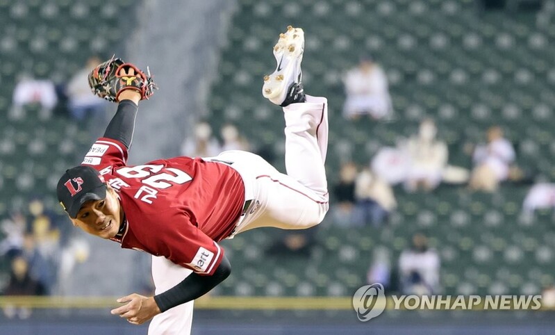 (LEAD) Battle of homegrown aces set in Korean Series opener