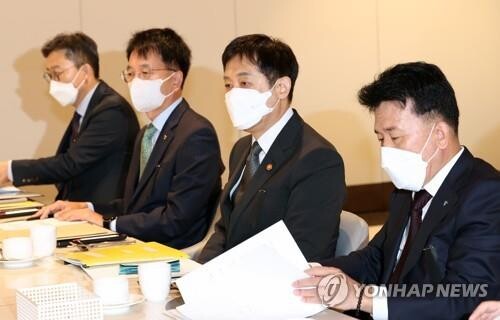 Financial groups to pump 95 tln won to ease market crunch