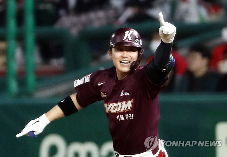 (LEAD) Heroes rally past Landers in extras to take Korean Series opener