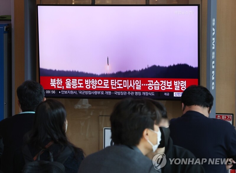 (2nd LD) N. Korea fires 3 SRBMs toward East Sea, one flying over NLL: S. Korean military