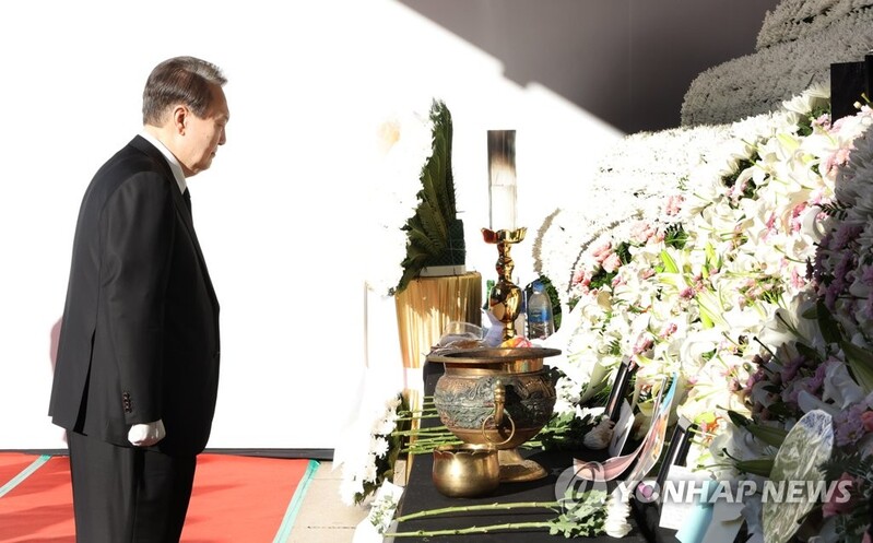 Yoon pays 3rd visit to mourning altar for Halloween crush victims