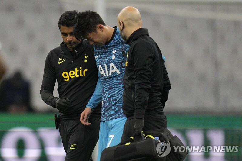 (2nd LD) Tottenham's Son Heung-min leaves Champions League match early after collision