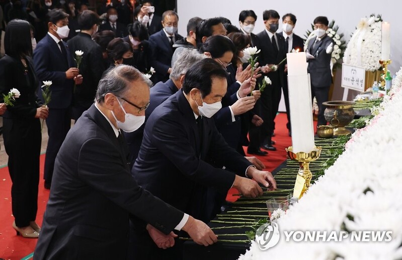 (LEAD) Japanese lawmakers pay respects to Itaewon victims during Seoul visit