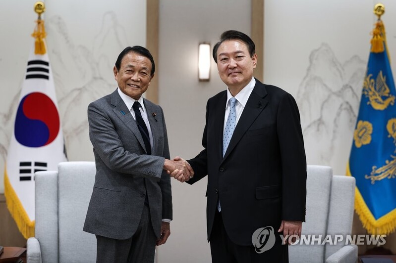 (LEAD) Yoon asks former Japanese PM Aso to help promote development of bilateral ties