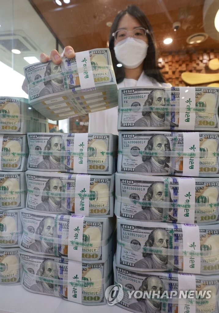Foreign reserves continue to shrink in Oct. as authorities support local currency