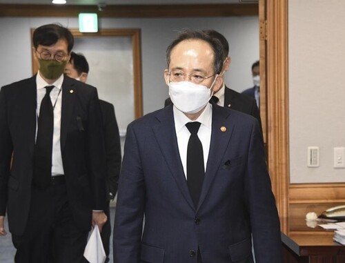 (LEAD) Finance ministry monitoring impact of Fed rate hike, N. Korea's provocations