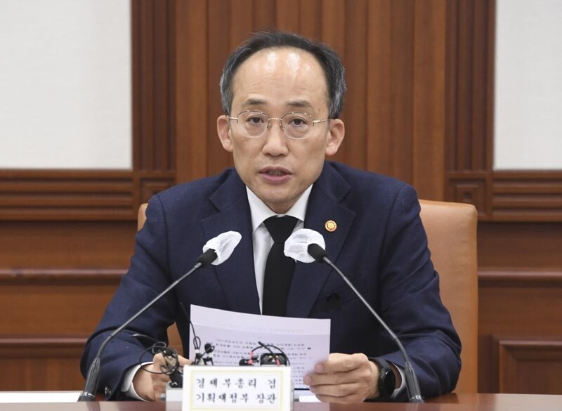 Finance minister vows to support shipping firms, startups amid recession woes