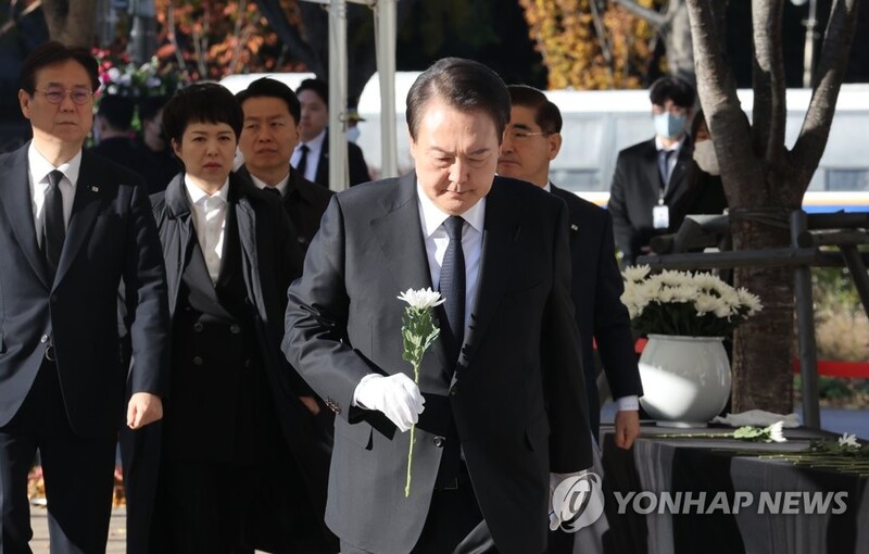 Yoon pays 5th visit to mourning altar for Itaewon crush victims